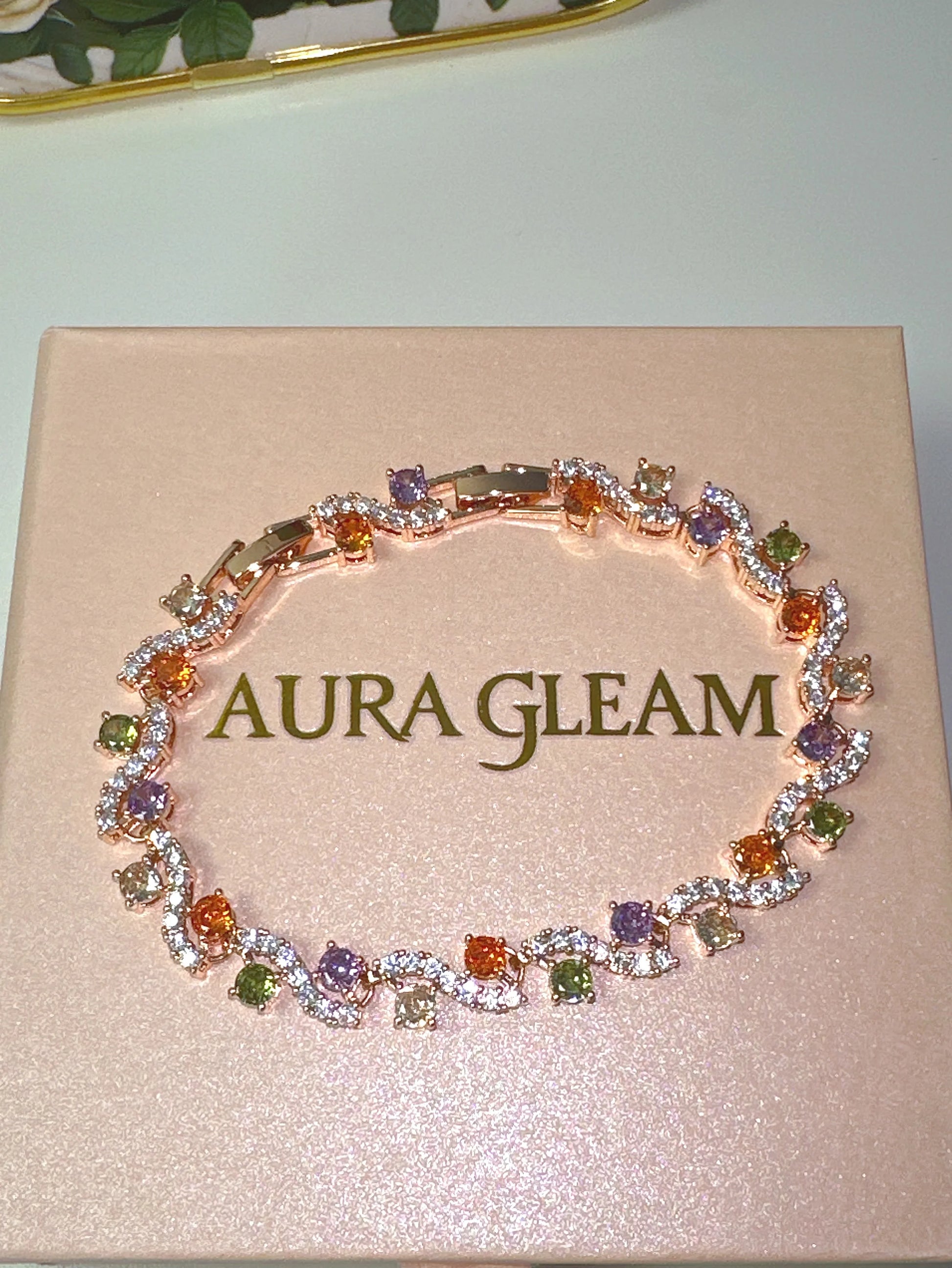 Exquisites, kupfervergoldetes Roségold-Armband "Sofia" mit farbenfrohen Zirkonia-Steinen in einer luxuriösen, verschlungenen Struktur