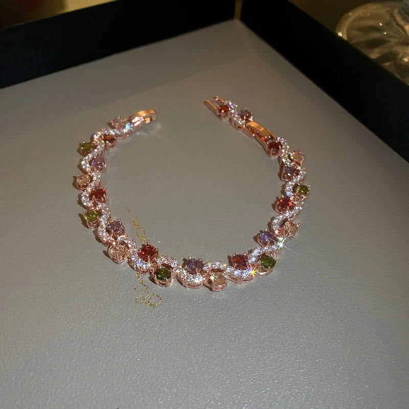 Exquisites, kupfervergoldetes Roségold-Armband "Sofia" mit farbenfrohen Zirkonia-Steinen in einer luxuriösen, verschlungenen Struktur