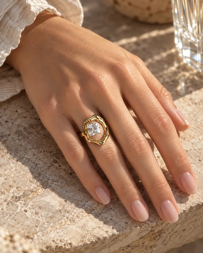 Goldener Zirkonia Ring aus 18K vergoldetem Edelstahl am Finger getragen