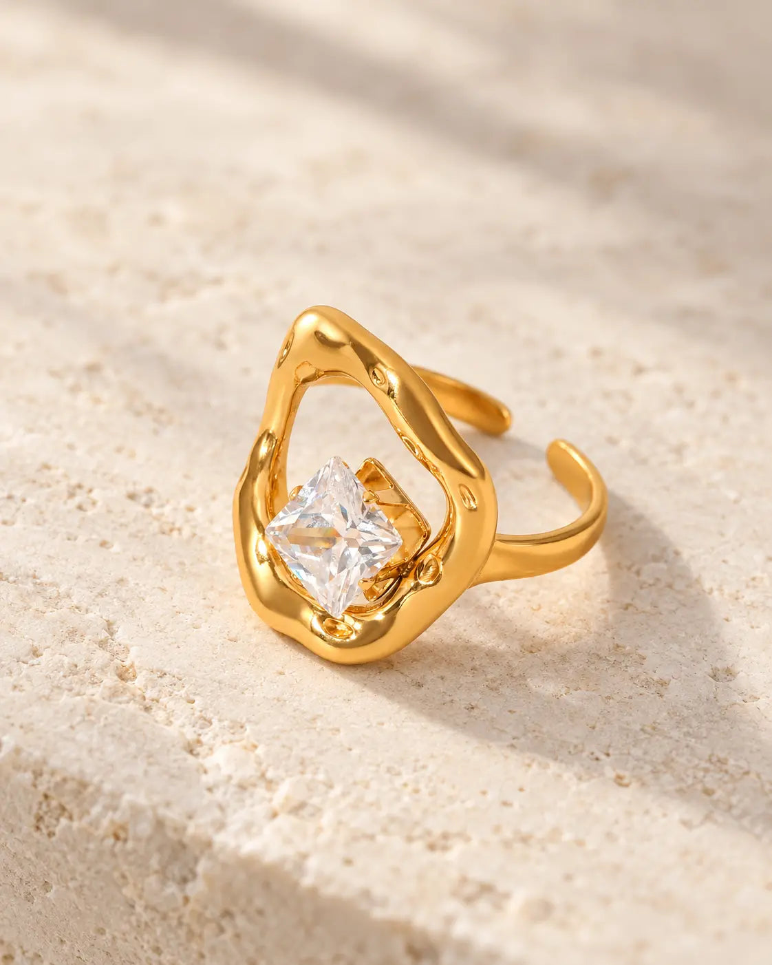 Solarlicht Zirkonia Ring mit organischer asymmetrischer Form in Gold