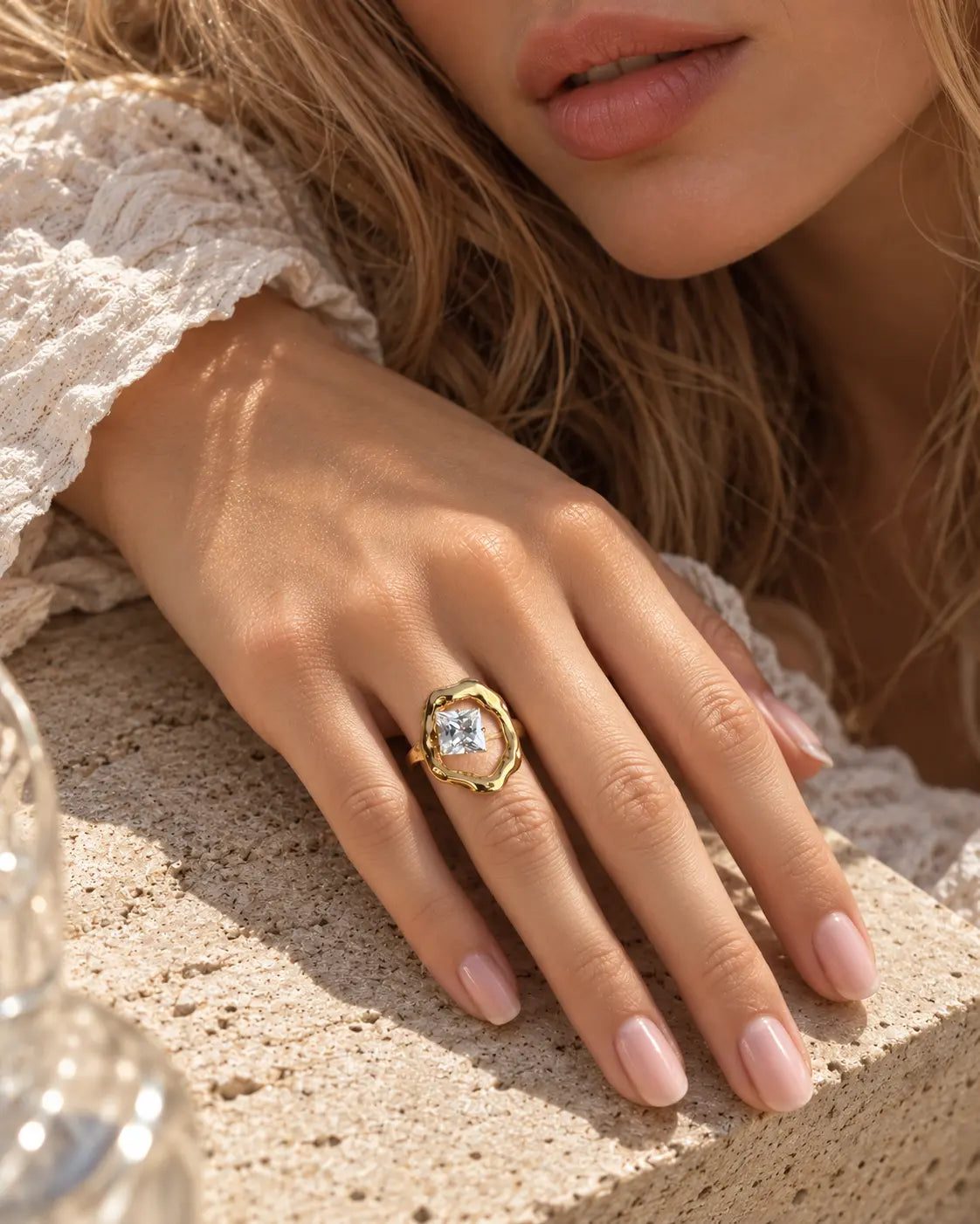 Goldener Zirkonia Ring aus 18K vergoldetem Edelstahl am Finger getragen