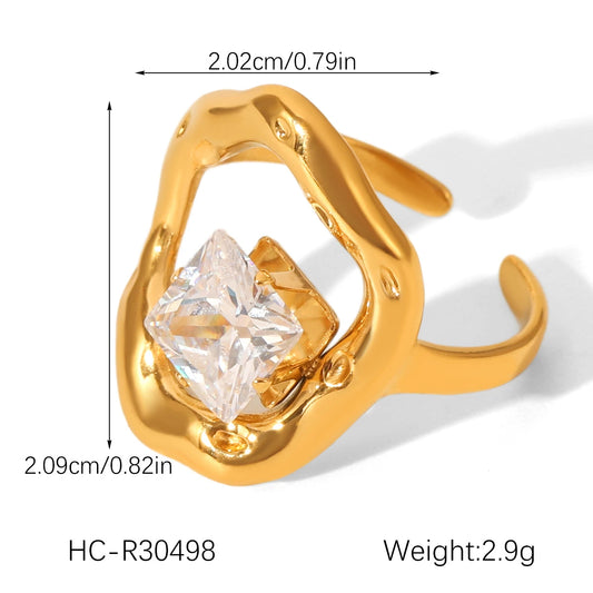 Goldener Edelstahlring mit zentralem Zirkonia in modernem, organischen Design – verstellbar, glänzend und elegant