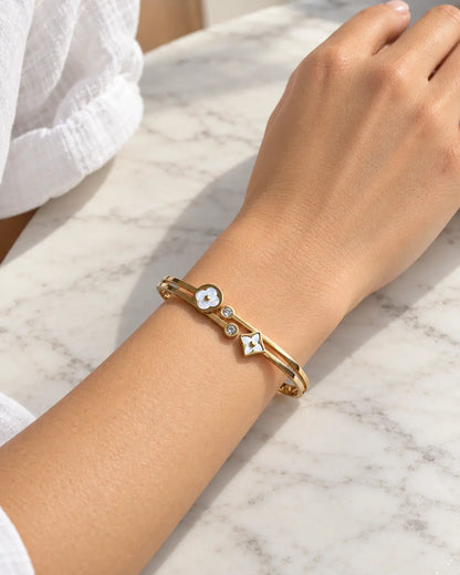 Weiße Perlmutt Blüten und Zirkonia am asymmetrischen goldenen Doppelarmreif
