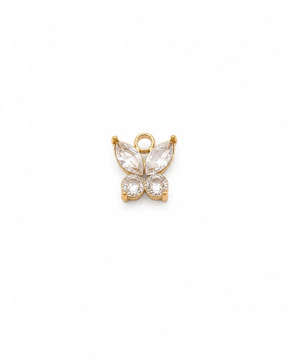 Goldener Anhänger aus 18K vergoldetem Titanstahl in Form eines Schmetterlings, dessen Flügel aus vier großen, klaren Zirkonia-Kristallen bestehen, für personalisierbare Armbänder und Ketten