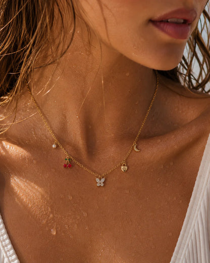 Goldener Anhänger aus 18K vergoldetem Titanstahl in Form eines Schmetterlings, dessen Flügel aus vier großen, klaren Zirkonia-Kristallen bestehen, für personalisierbare Armbänder und Ketten