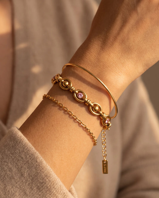 Sophie Rosa Armband aus vergoldetem Edelstahl mit rosa Zirkonia am Handgelenk getragen