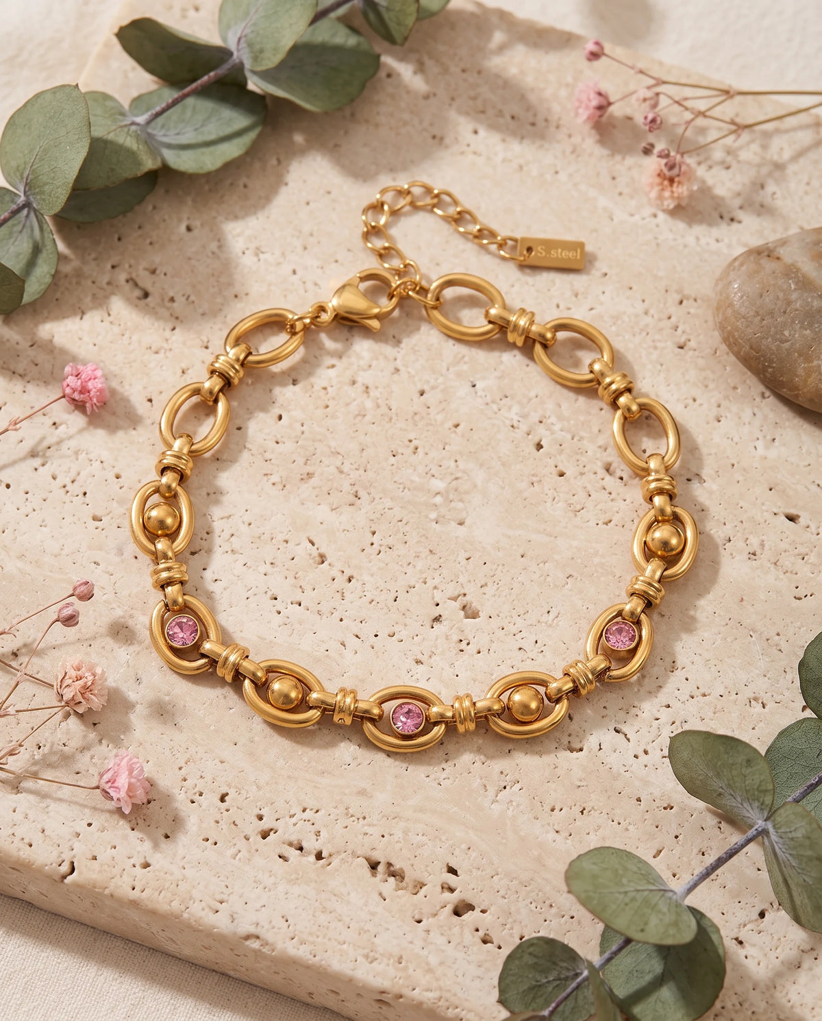 Vergoldetes Sophie Rosa Armband mit rosa Zirkonia auf hellem Hintergrund