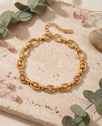 Vergoldetes Sophie Rosa Armband mit rosa Zirkonia auf hellem Hintergrund