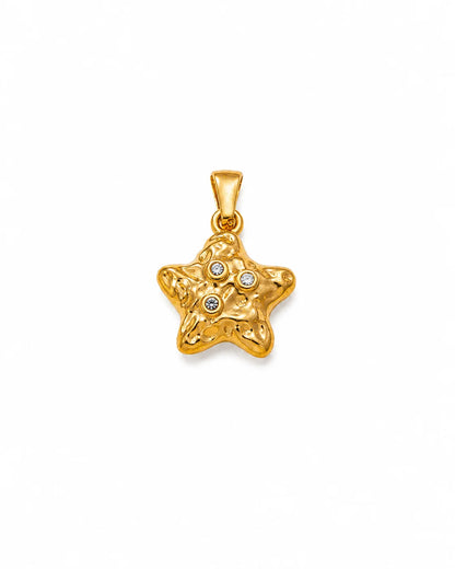 Goldener, strukturierter Stern-Anhänger aus 18K vergoldetem Titanstahl in gehämmterter Optik mit drei kleinen Zirkonia-Kristallen für personalisierbare Armbänder und Ketten