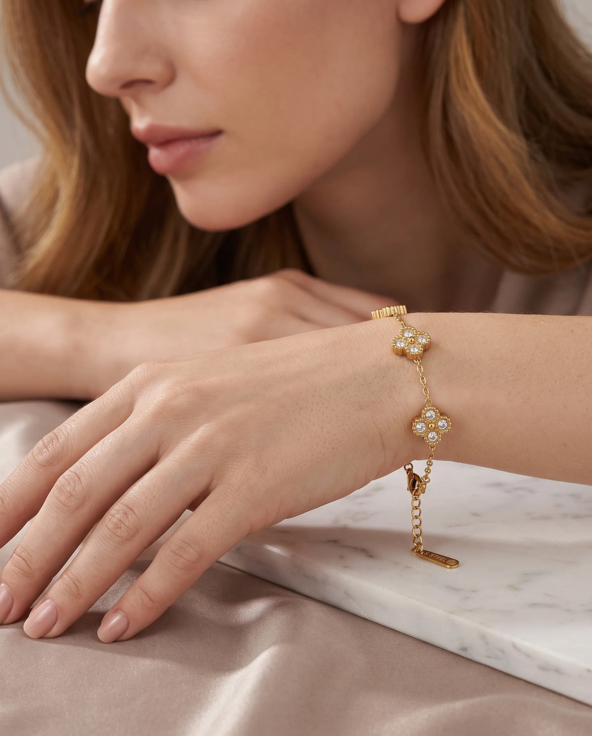 Stella Kleeblatt Armband am Handgelenk getragen