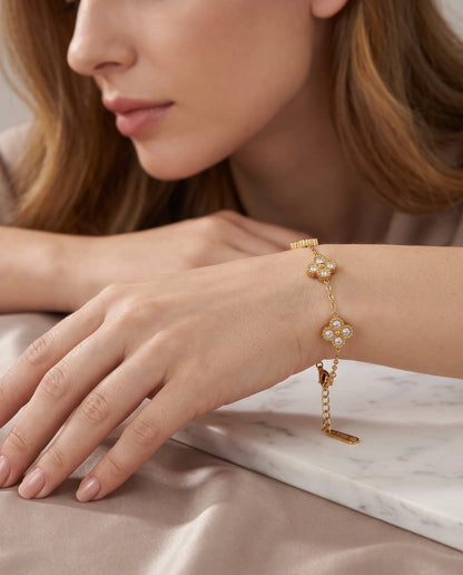 Stella Kleeblatt Armband am Handgelenk getragen