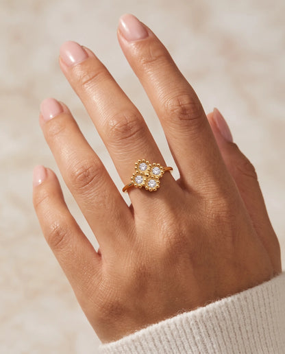 Vergoldeter Stella Kleeblatt Ring mit Zirkonia am Finger