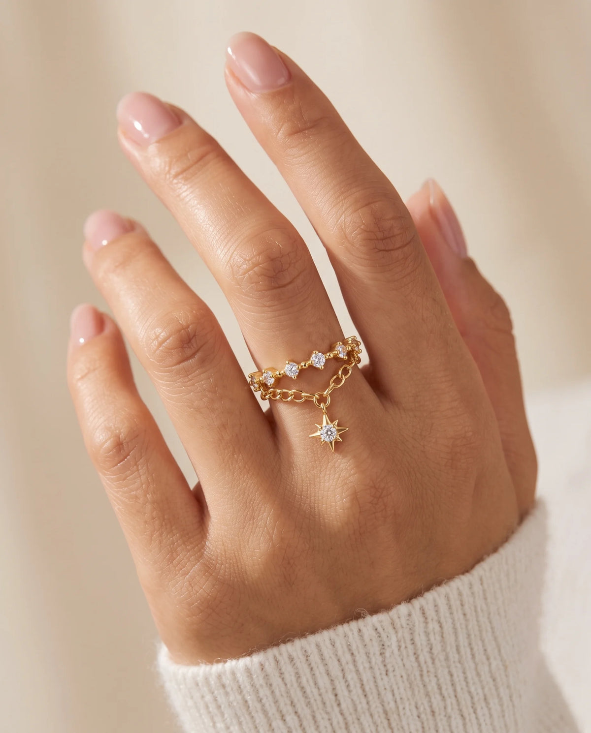 Stern Charm Ring aus vergoldetem Messing am Finger getragen