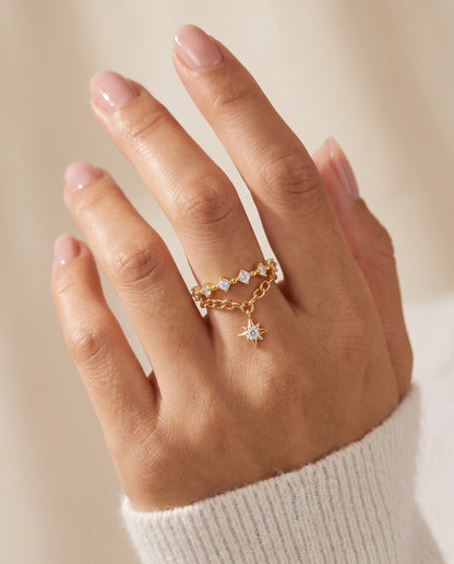 Stern Charm Ring aus vergoldetem Messing am Finger getragen