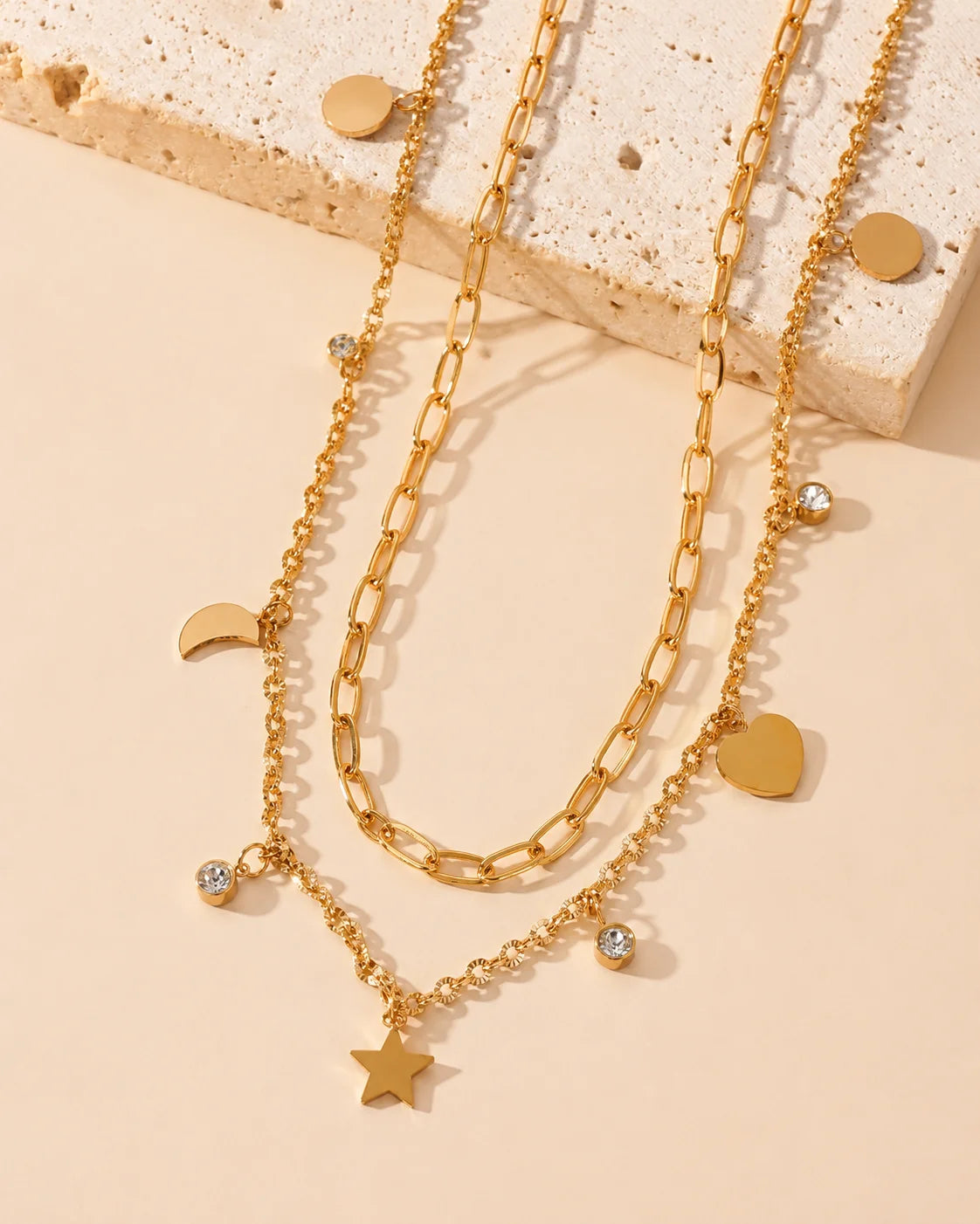 Mehrreihige Stern & Mond Layering Halskette aus 18K vergoldetem Titanstahl mit verschiedenen Charms und Zirkonia-Kristallen