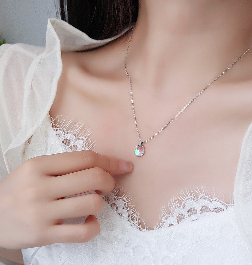 Zarte Halskette aus 925er Silber mit tropfenförmigem, regenbogenfarbenem Mondstein-Anhänger – eleganter Schmuck für Damen