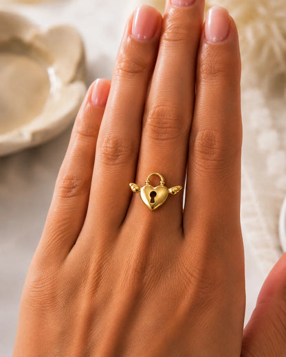 Goldener Anhänger aus 18K vergoldetem Titanstahl in Form eines geflügelten Herzschlosses für personalisierbare Armbänder und Ketten