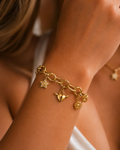 Goldener Anhänger aus 18K vergoldetem Titanstahl in Form eines geflügelten Herzschlosses für personalisierbare Armbänder und Ketten