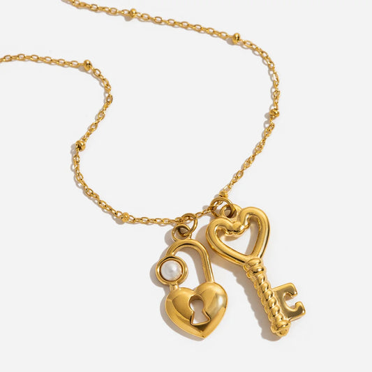 Goldene Halskette "Valentina" aus Edelstahl mit Herz-Schloss und Schlüssel-Anhängern sowie kleiner Perle