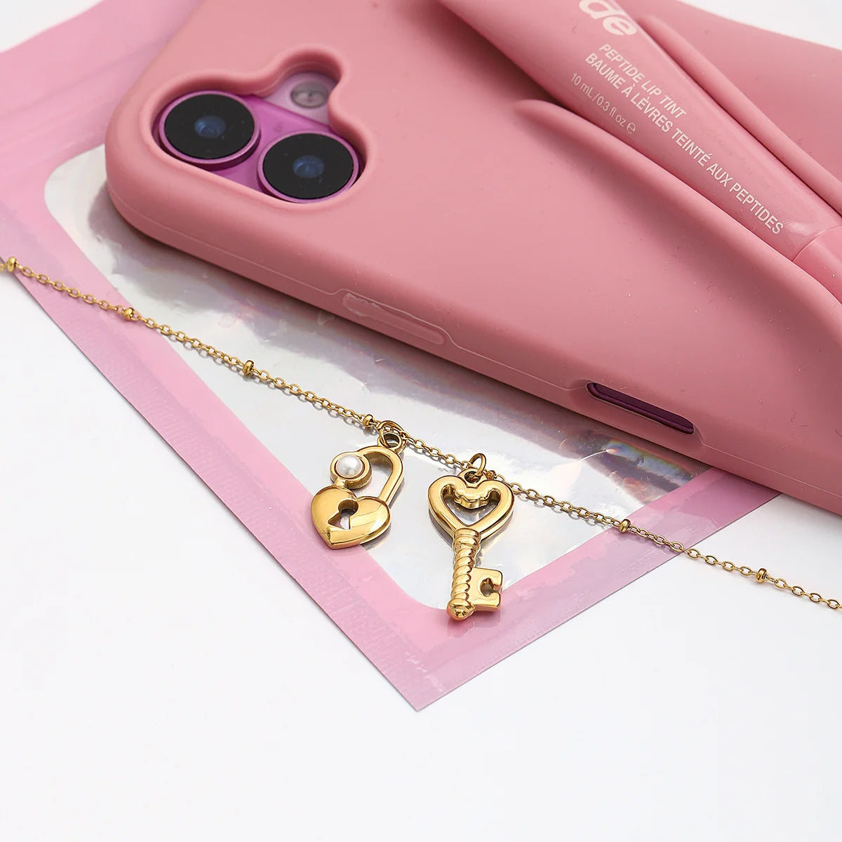 Goldene Halskette "Valentina" aus Edelstahl mit Herz-Schloss und Schlüssel-Anhängern sowie kleiner Perle