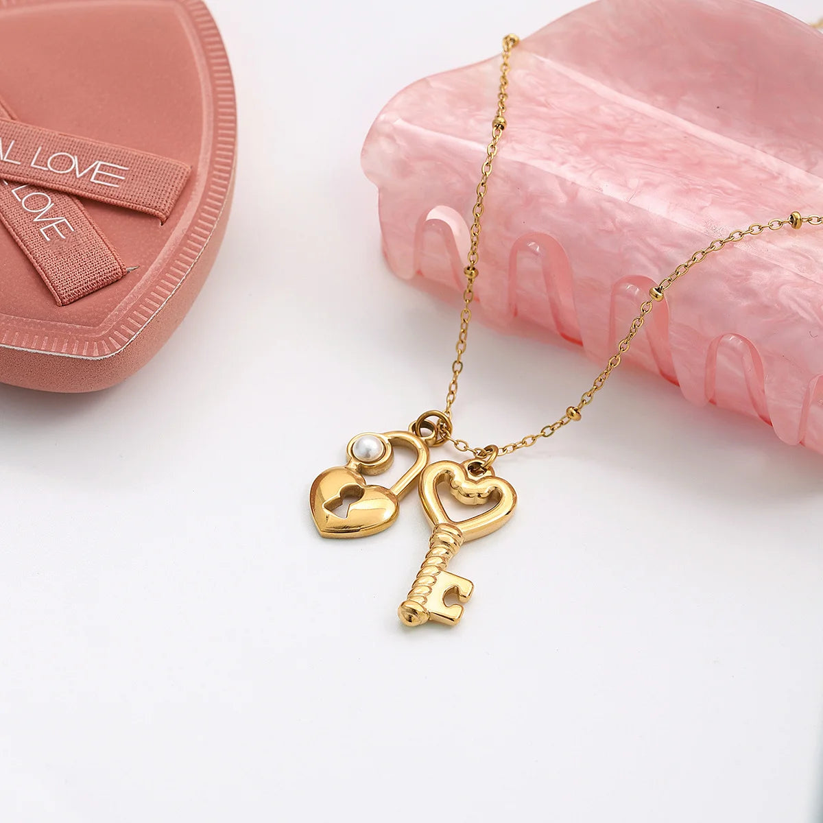 Goldene Halskette "Valentina" aus Edelstahl mit Herz-Schloss und Schlüssel-Anhängern sowie kleiner Perle
