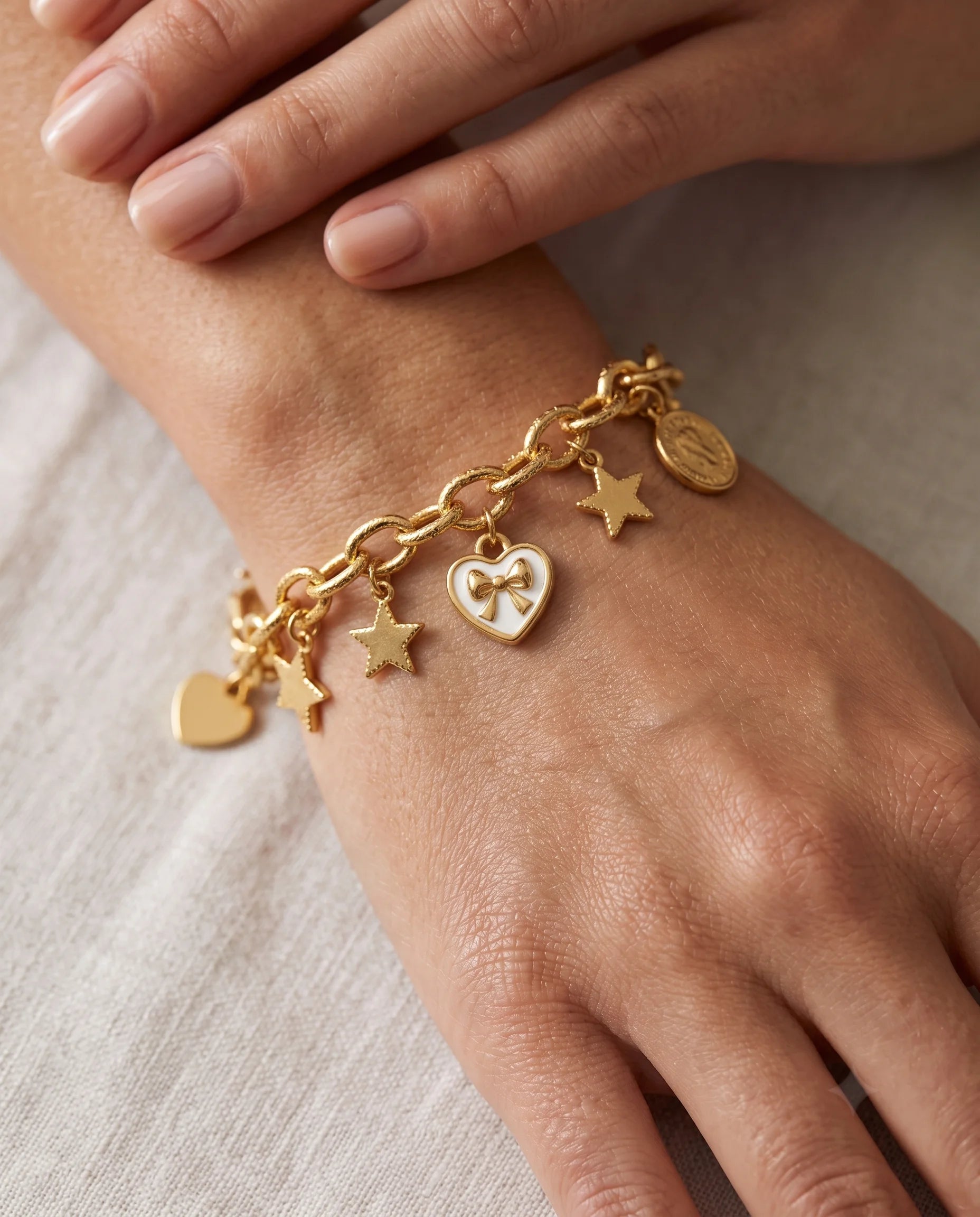 Valerie Herz Schleifen Charm an goldfarbenem Charm-Armband