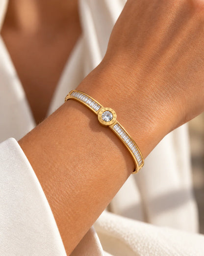Goldener Zirkonia Armreif am Handgelenk getragen