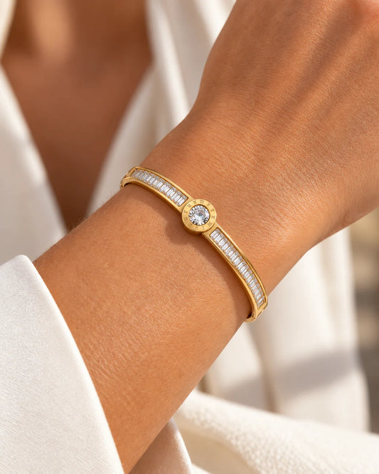 Goldener Zirkonia Armreif am Handgelenk getragen