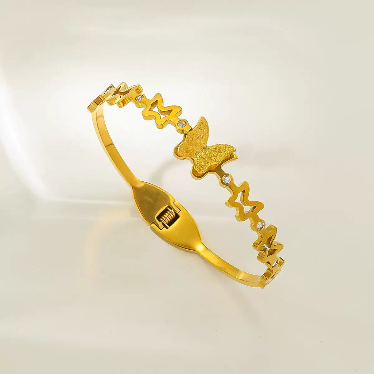 Vergoldeter Schmetterling Armreif mit Glitzeroptik und Zirkonia Steinen