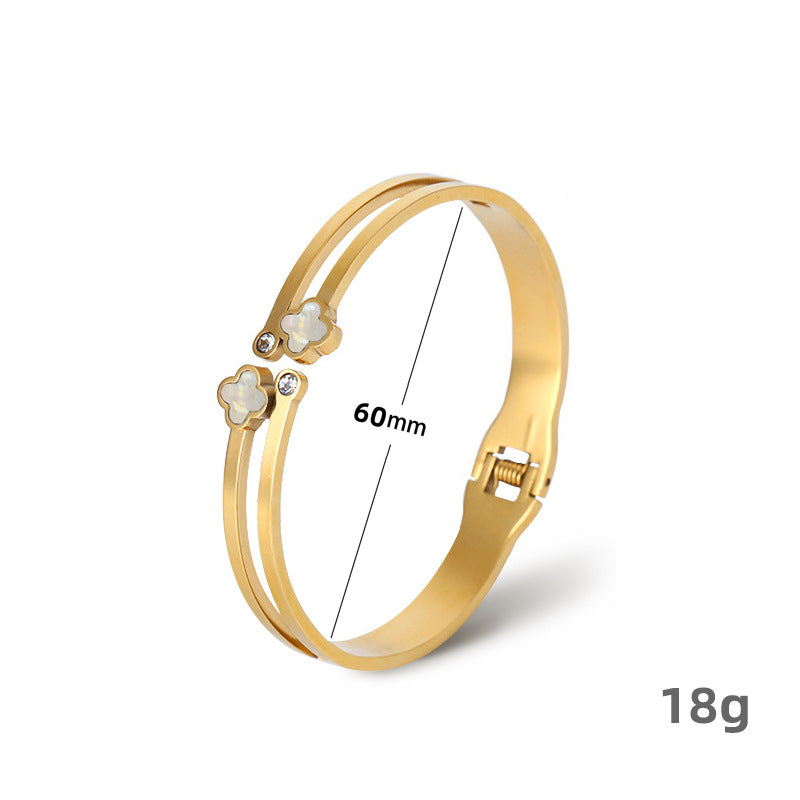 Vergoldeter Armreif mit weißem Perlmutt-Kleeblatt und Zirkonia – doppelte Struktur mit Federverschluss