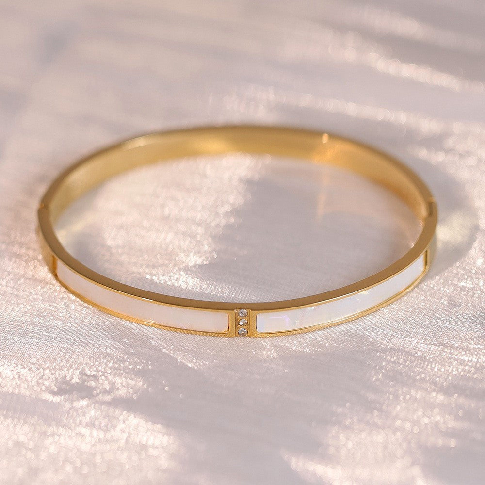 Eleganter vergoldeter Armreif mit rechteckigen Perlmutt-Einlagen und Zirkonia-Akzent