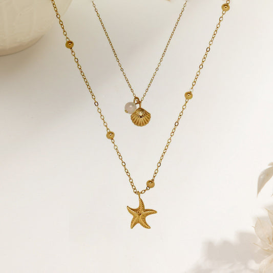 Vergoldete doppellagige Halskette mit Seestern- und Muschelanhänger im maritimen Design.
