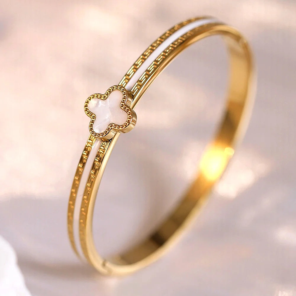 Stilvoller Damenschmuck mit Emaille-Kleeblatt