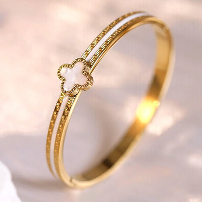 Stilvoller Damenschmuck mit Emaille-Kleeblatt