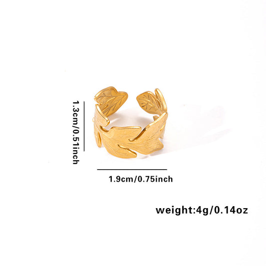 Goldener Edelstahlring mit offenen Blattmotiven und strukturierter Oberfläche
