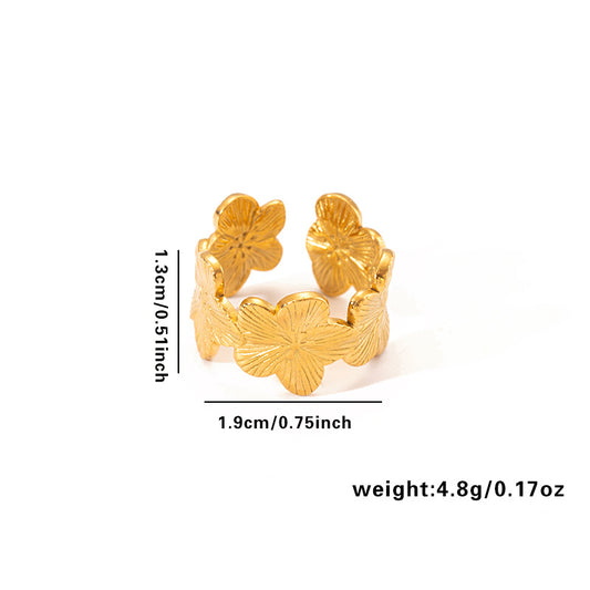 Vergoldeter Edelstahlring mit vierblättrigen Kleeblättern und strukturierter Oberfläche