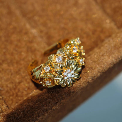 Goldener Vintage Ring mit detailreichem Blumenmotiv und Zirkonia Steinen