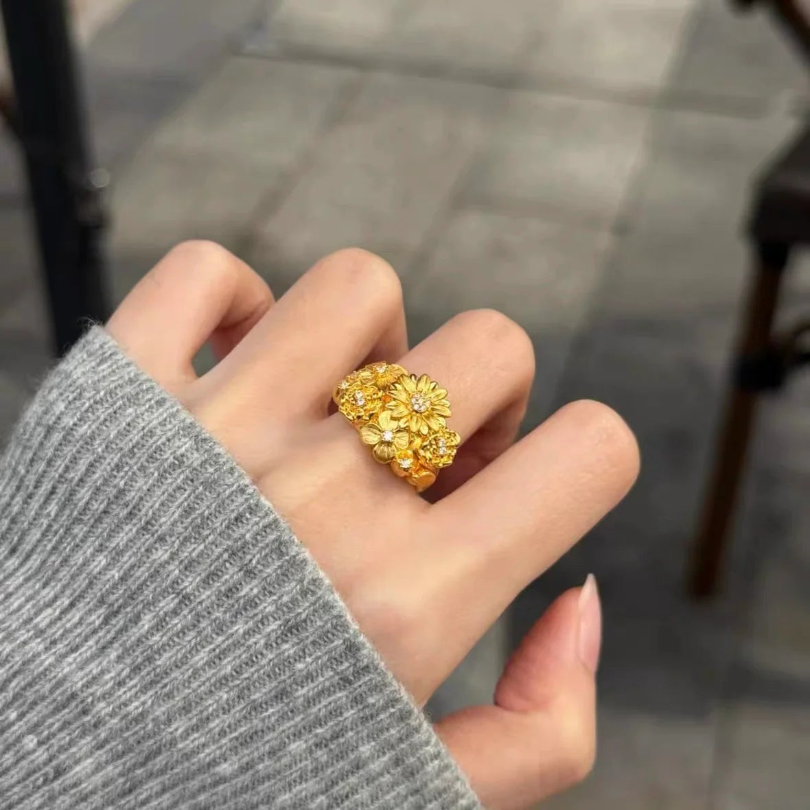 Goldener Vintage Ring mit detailreichem Blumenmotiv und Zirkonia Steinen