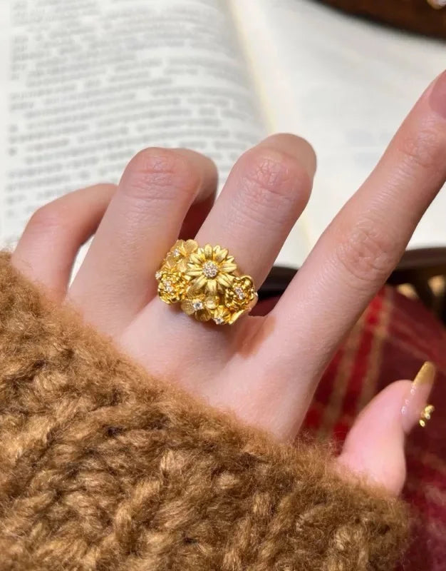 Goldener Vintage Ring mit detailreichem Blumenmotiv und Zirkonia Steinen