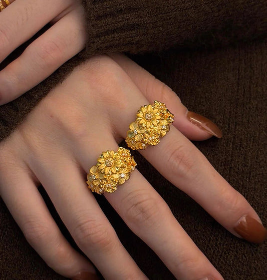 Goldener Vintage Ring mit detailreichem Blumenmotiv und Zirkonia Steinen