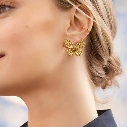 Vergoldetes Schmuck-Set mit Schmetterlingsanhänger – bestehend aus Kette und Ohrringen im einheitlichen Design.