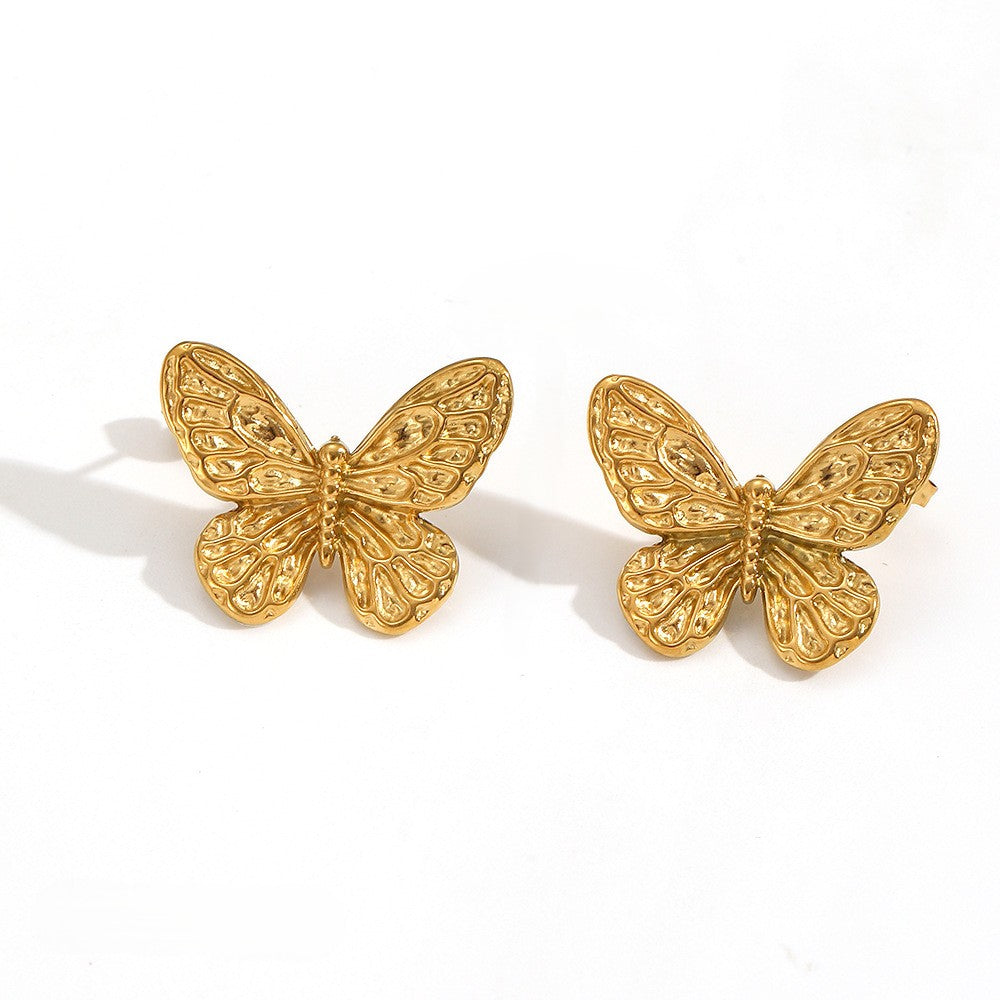 Vergoldetes Schmuck-Set mit Schmetterlingsanhänger – bestehend aus Kette und Ohrringen im einheitlichen Design.