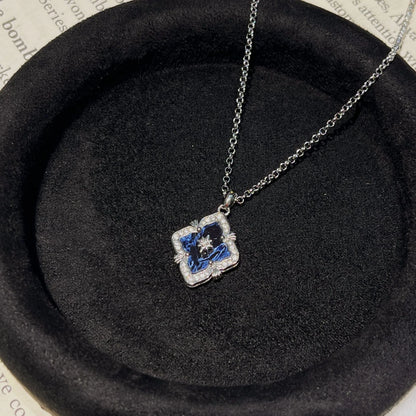 Silberne Halskette mit blauem quadratischem Anhänger und Kristallen im Vintage Stil