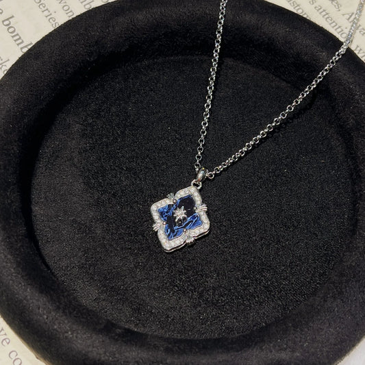 Silberne Halskette mit blauem quadratischem Anhänger und Kristallen im Vintage Stil