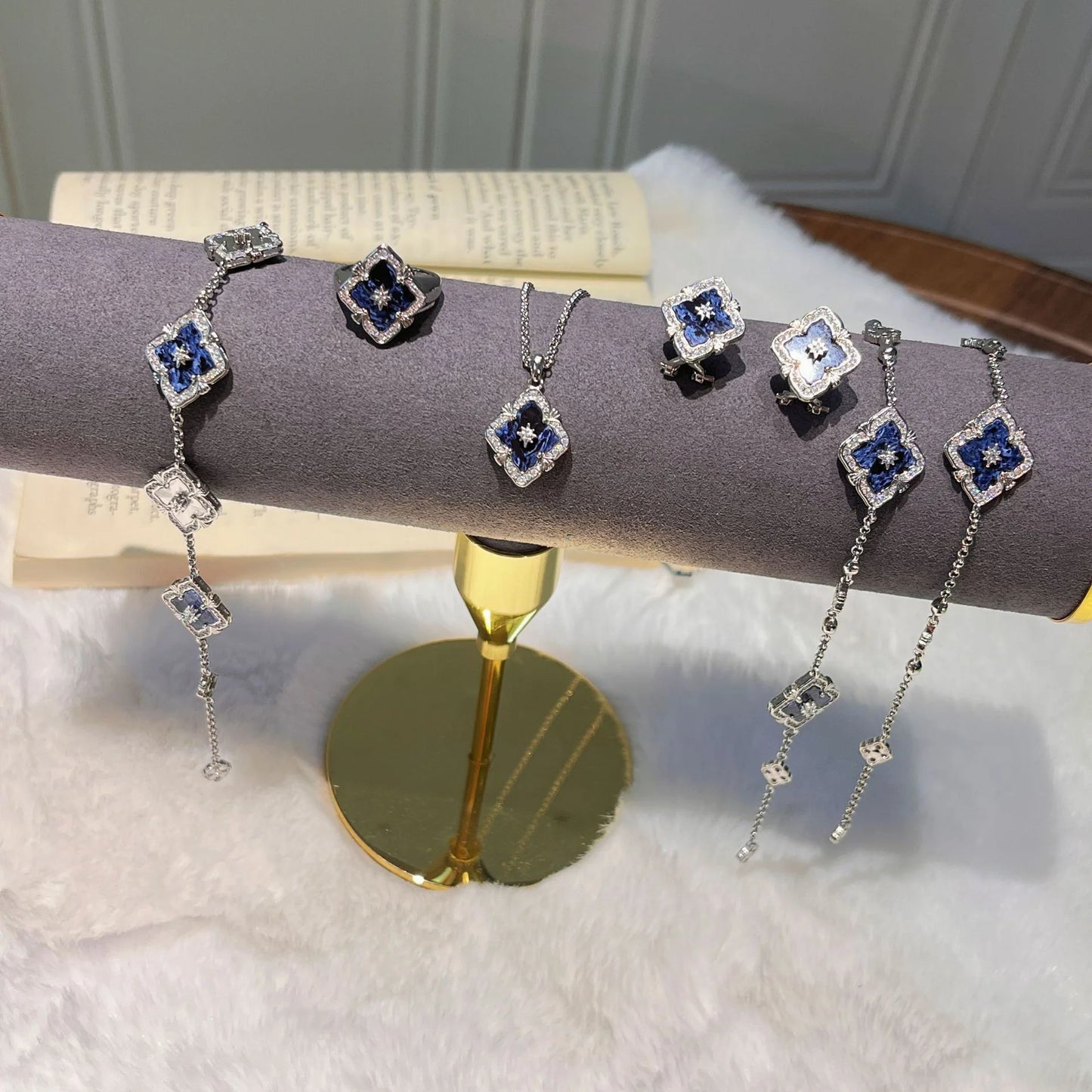 Silberne Vintage Ohrringe mit blauem Stein und Zirkonia Umrandung