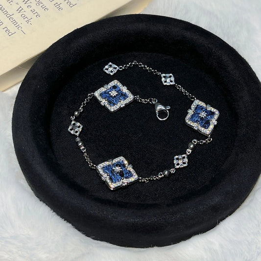 Silbernes Armband mit drei blauen Pietersit Elementen und Zirkonia im Vintage Stil