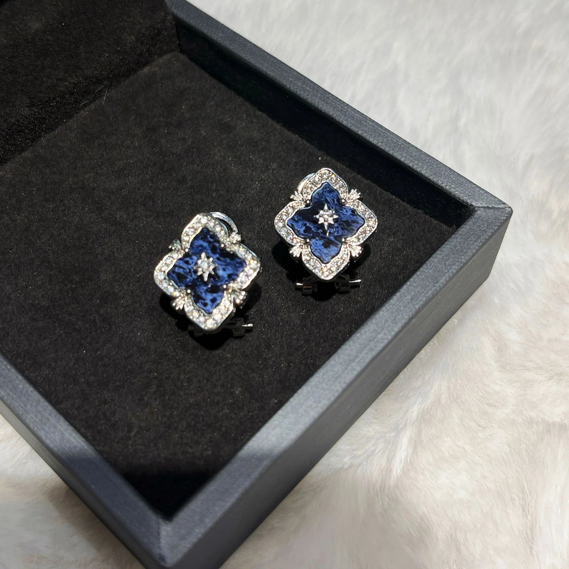 Silberne Vintage Ohrringe mit blauem Stein und Zirkonia Umrandung