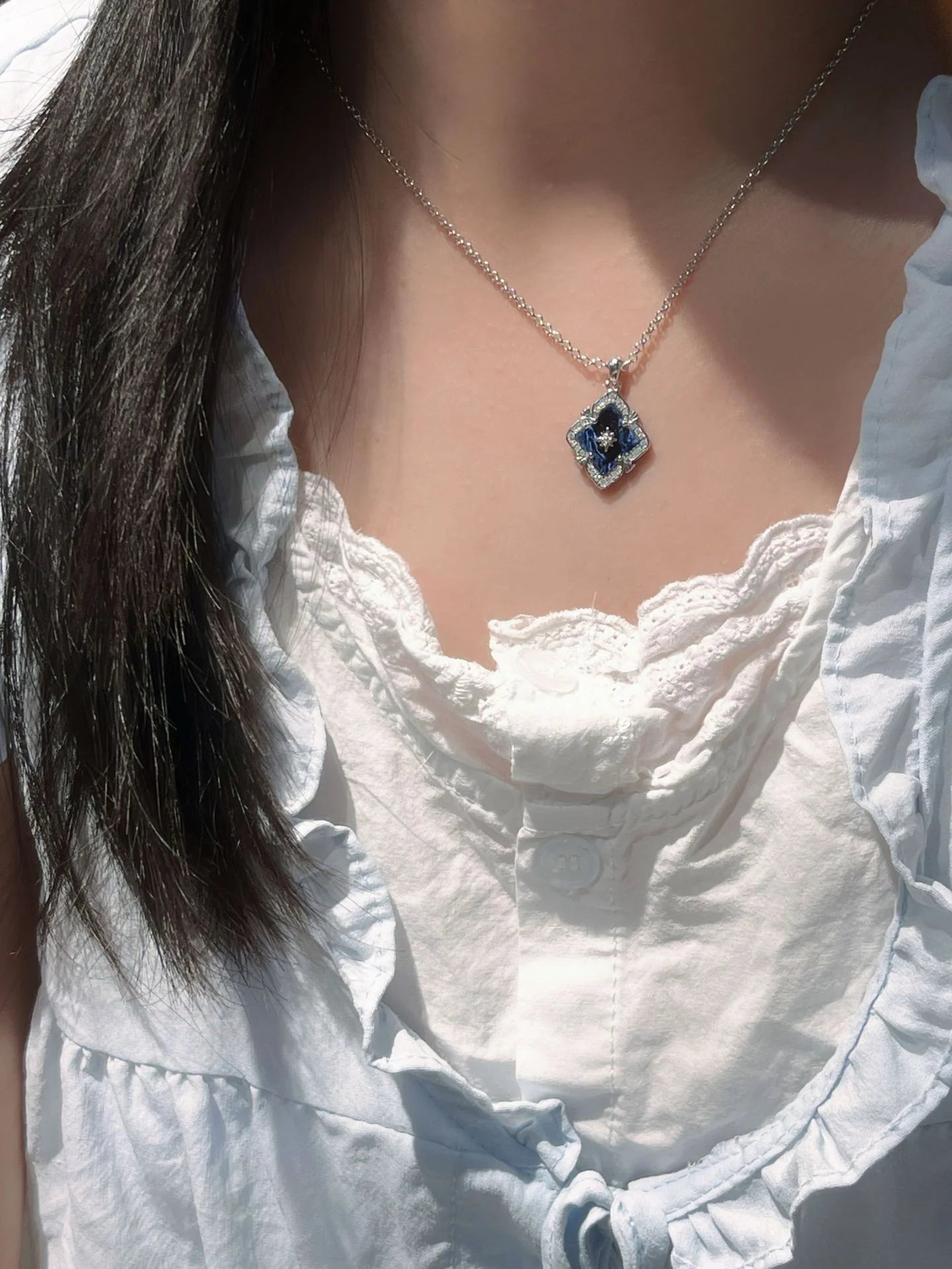 Silberne Halskette mit blauem quadratischem Anhänger und Kristallen im Vintage Stil