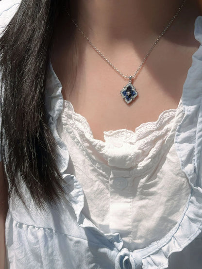 Silberne Halskette mit blauem quadratischem Anhänger und Kristallen im Vintage Stil