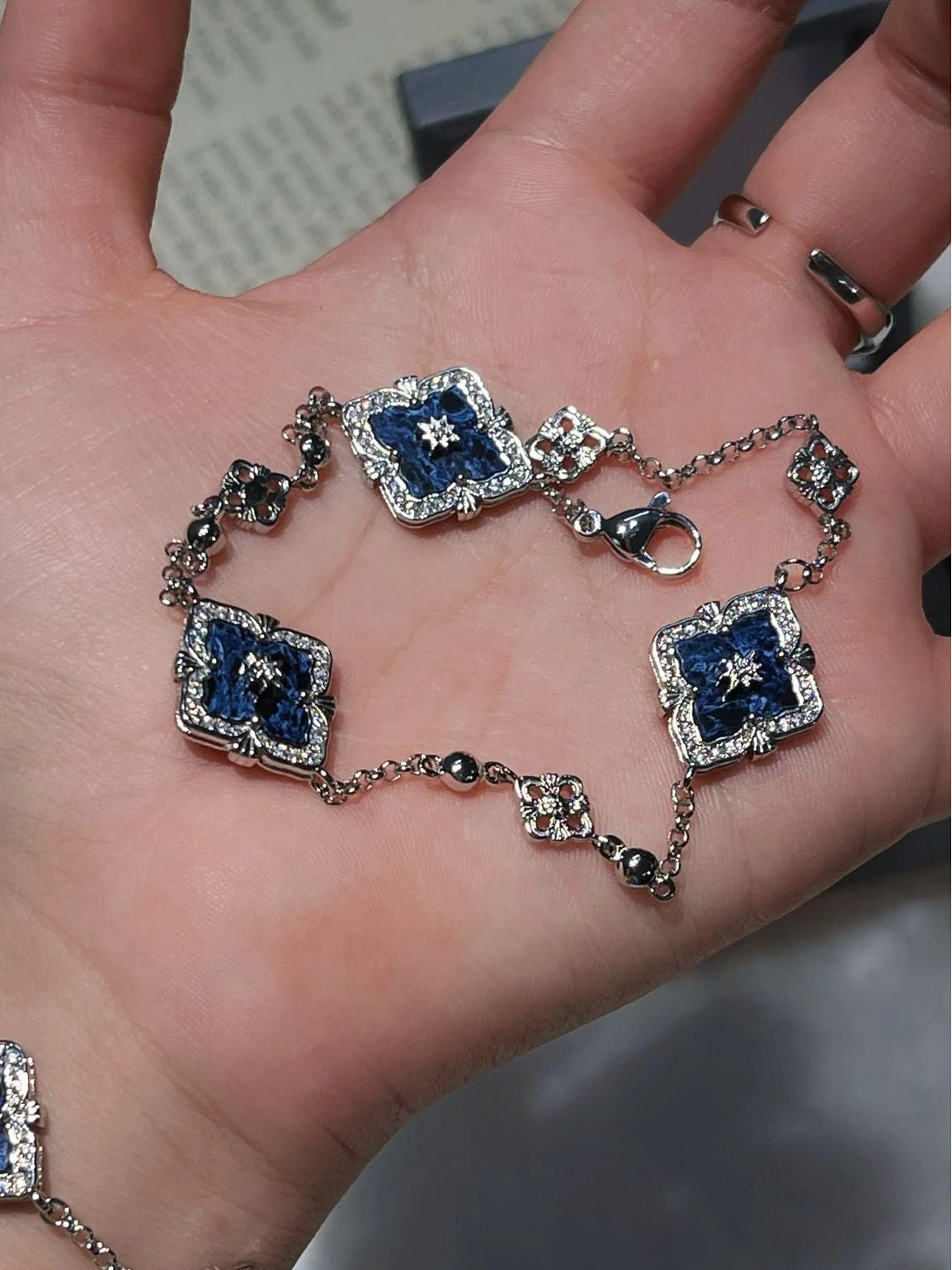 Silbernes Armband mit drei blauen Pietersit Elementen und Zirkonia im Vintage Stil